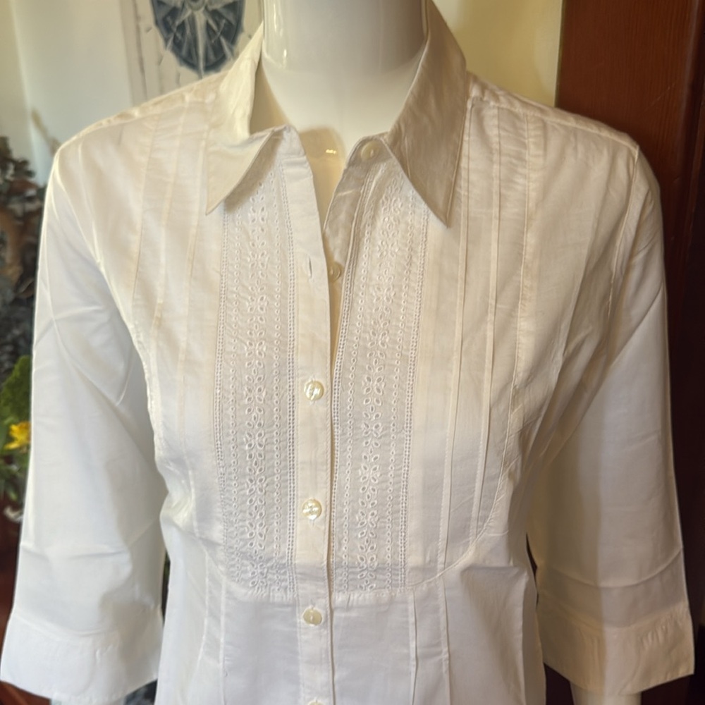NWT northern reflections size small White Button-Up Blouse